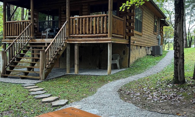 Monticello Cabin | Tranquil Log Cabin Near Lake Cumberland with Pool Access
