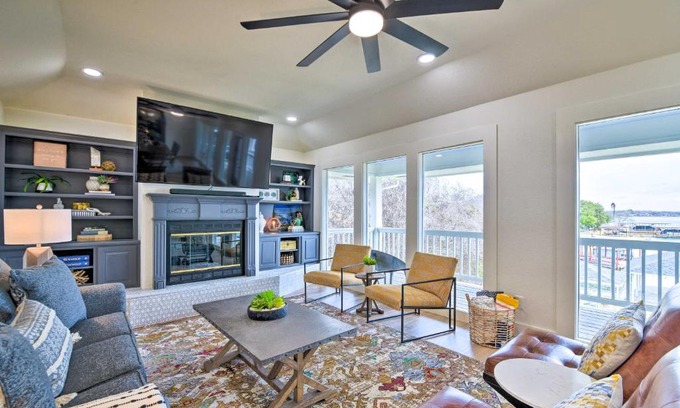 Granbury House | Tranquil Lake Dayz Granbury Retreat with Private Dock