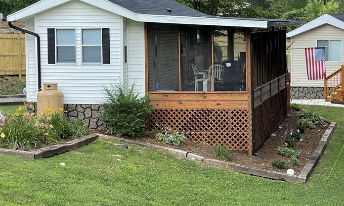 Hayesville House | Inviting Lake Daze - Cozy Lakefront Family Retreat