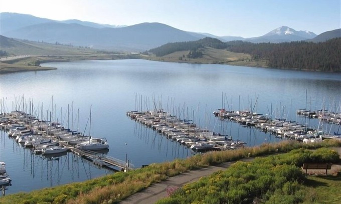 Dillon Condo | Lake Dillon Condominium: Breathtaking Views & Top Amenities