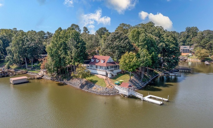 Sherrills Ford House | Unforgettable Stays at Lake Escape's Paradise Point