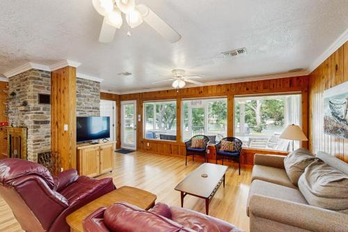 Kingsland House | Pet-Friendly Lake Escape with 9/10 Guest Rating