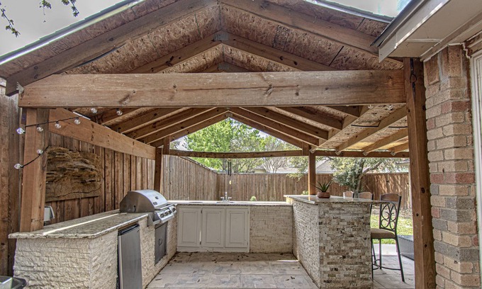 Rowlett House | Lake Escape with King Bed & Outdoor Kitchen