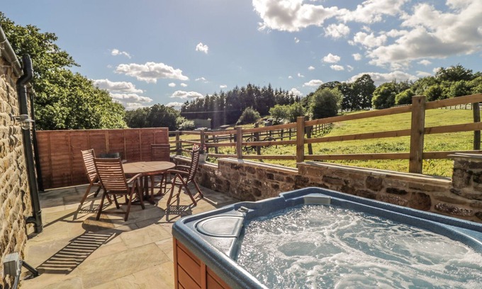Grantley Cottage | Relax at Lake Farm Cottage with Spa and Breakfast Included