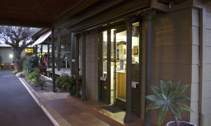Forbes Hotel | Relax at Lake Forbes Motel with Pool and Breakfast Included