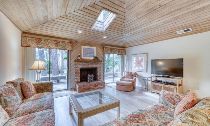 Sea Pines Hotel | Family-Friendly Retreat at Lake Forest 3325 with Pool