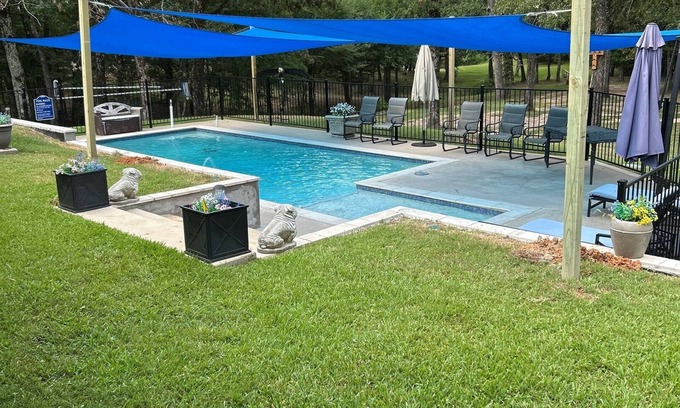 Yantis House | Lake Fork Waterfront Guest House with Pool & Lake Views