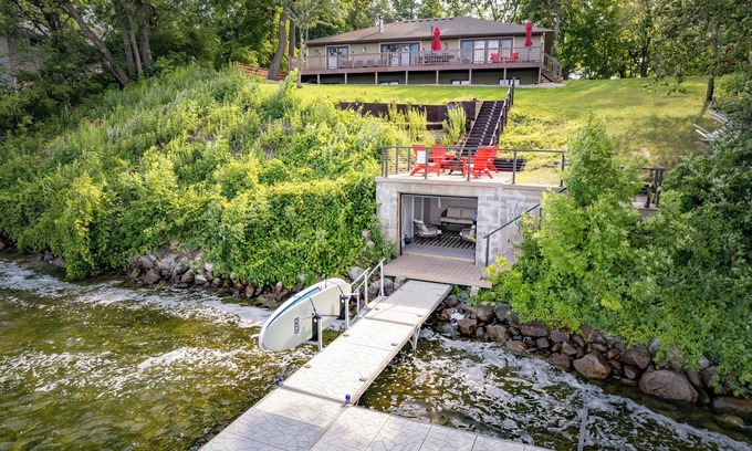 Alexandria House | Beautiful Retreat with Paddleboards & Lake Views, Sleeps 12