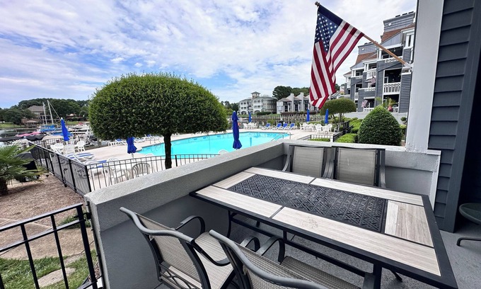 Cornelius Condo | Scenic Lakefront 2-Bedroom Condo with Pool Access