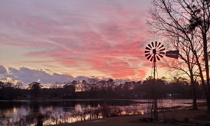 Richlands House | Peaceful Lakefront Retreat, 10/10 Rated & RV Friendly
