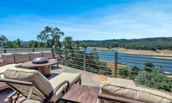 Oak Shores House | Serene Lake Front Retreat with Dock and Inviting Amenities