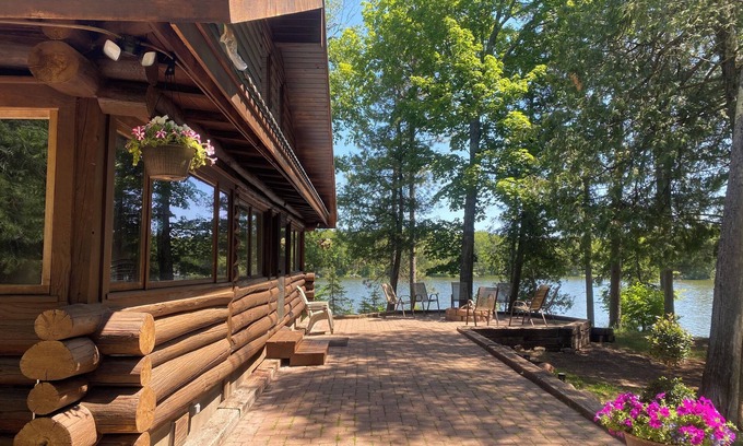 Duluth House | Secluded Lake Front Log Lodge - 9.8 Rated & Dog Friendly