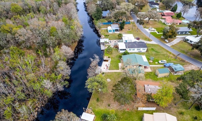 Floral City House | Pet-Friendly Lake Front Cabin for Families - Floral City