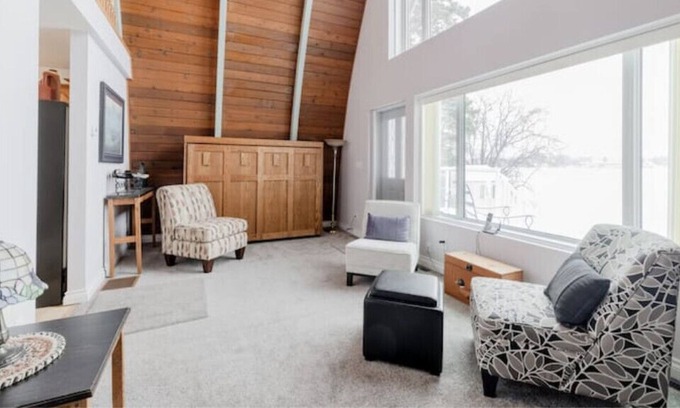Silver Sands House | Lake Front Cabin with Kayaks and Family-Friendly Amenities