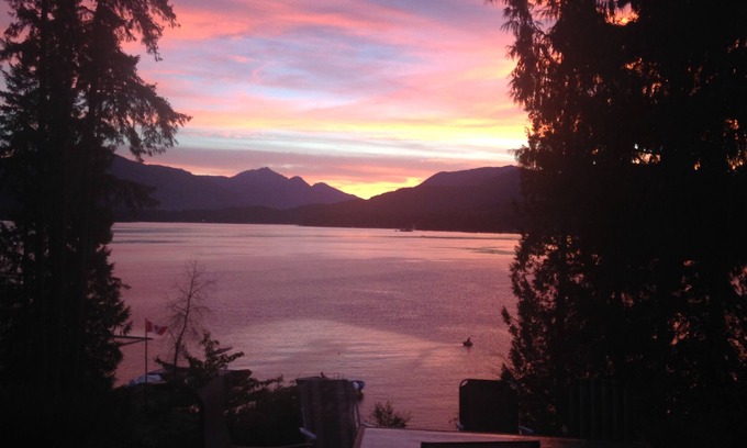 Port Alberni House | Cozy Lakefront Cottage with Spa and Ocean Views