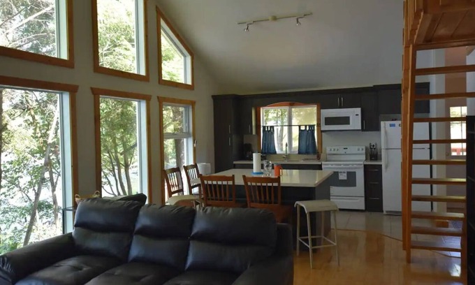 Torrance Cottage | Pet-Friendly Lake Front Cottage for Family Getaways