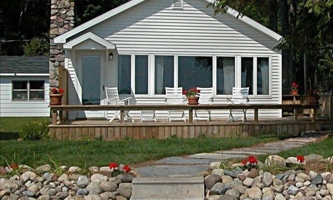 Pellston Cottage | Lake Front Cottage Retreat Near Petoskey & Mackinaw
