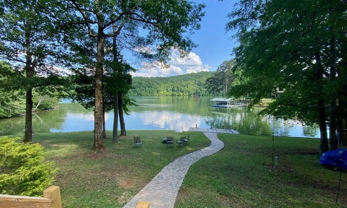 Rockwood Cottage | LakeFront Cottage: Ideal Retreat with Pool & Hot Tub