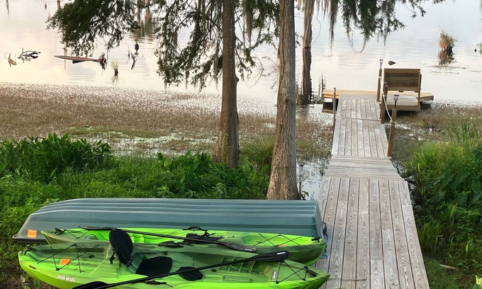 Southport Cabin | Lake Front Cottage: Kayaks, Dock & Pet Friendly Retreat