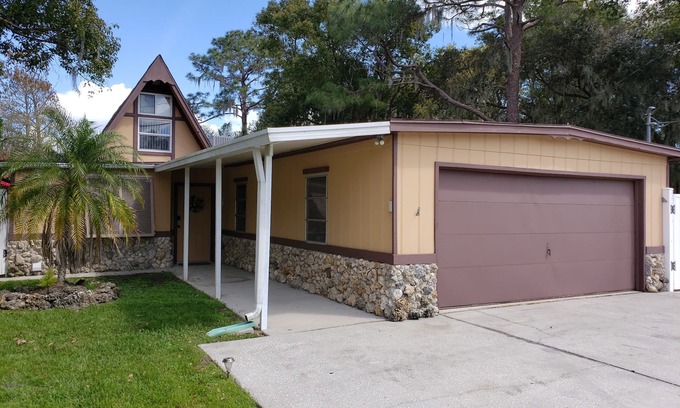 Haines City House | Lake Front Country Home with Pool, Just 40 Minutes to Disney
