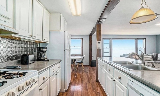 Hamlin County House | Lakefront Retreat: Exciting Hunting & Ice Fishing Adventures