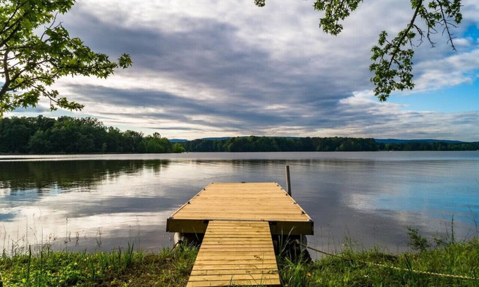 Middle Valley House | Lake Front Home at Chester Frost Park with Complimentary Kayaks