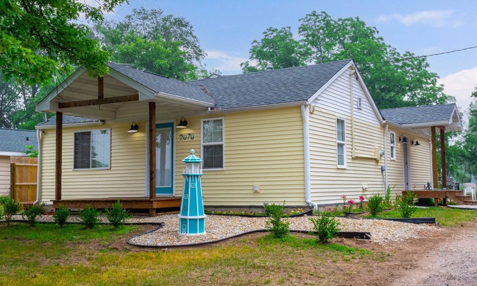 Dowling House | Lakefront Retreat with RV Hookup and Scenic Views