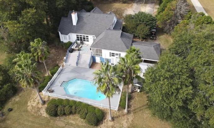 Cordele House | Relax by the Lake: Pool, Spa & Water Rentals Await