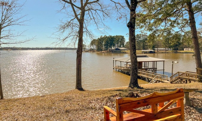 Negreet House | Lake front home with spectacular sunsets! 6 miles from Toledo Tackle!