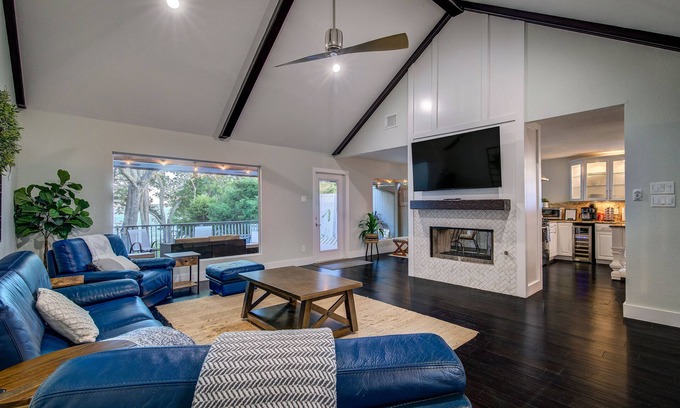 Rowlett House | Exceptional Lake Front Retreat in Rowlett with Pet-Friendly Perks