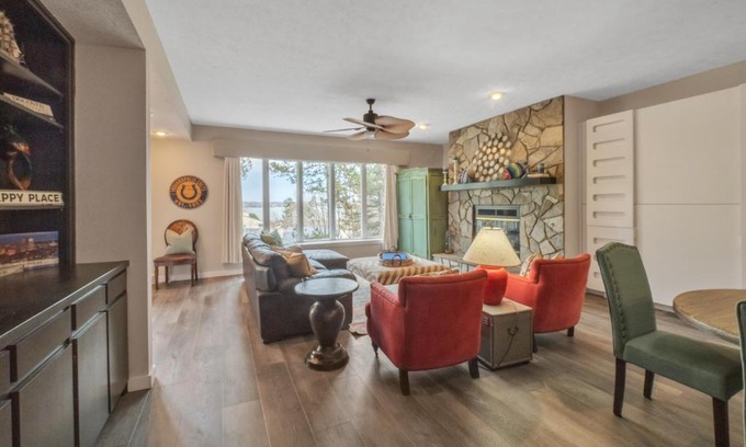 Salem Apartment | Lake Front Keowee Condo with Balcony & Resort-Style Amenities