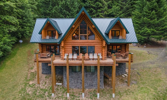 Mount St. Helens Cabin | Lake Front Lodge on Lake Swift: Guest Rated 9.8, Pet Friendly