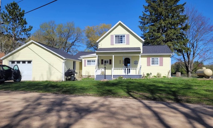 Ogemaw County Cottage | Relax at Lake Front on Little Clear Lake - Comfort Resort