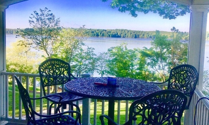 Eddyville House | Relaxing Lake Front Retreat with Spa & Family Amenities