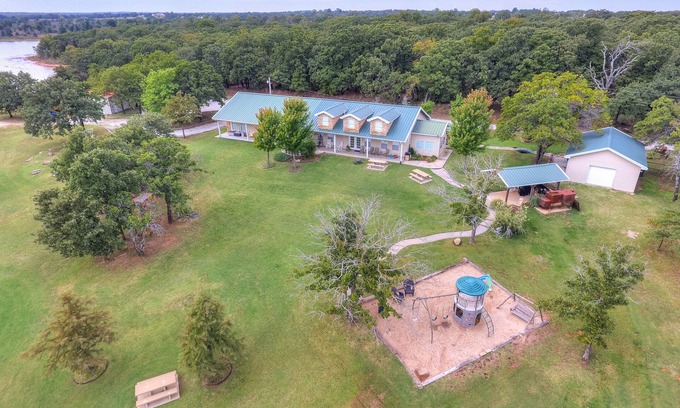 Shawnee House | Secluded Lakefront Retreat: Private Oasis for 18 Near OKC