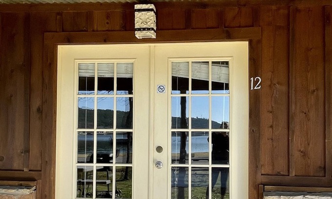 Graham Cabin | Relaxing Lakefront Cabin #14 with Ocean View & Breakfast
