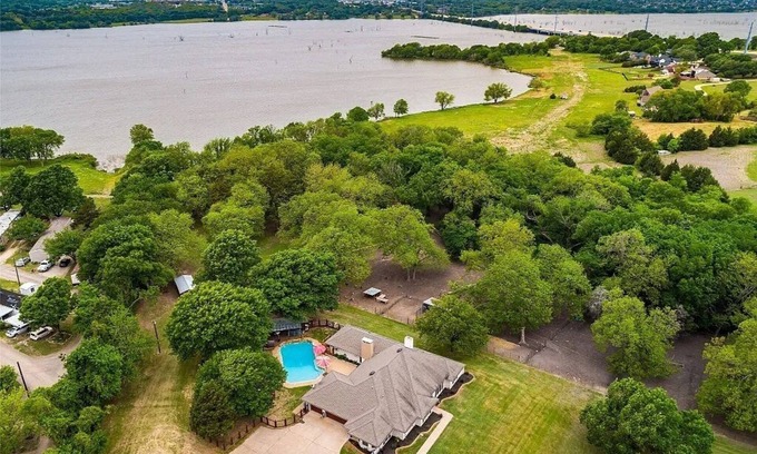 Rowlett House | Relaxing Lake Front Villa with Pool and Spa for Families
