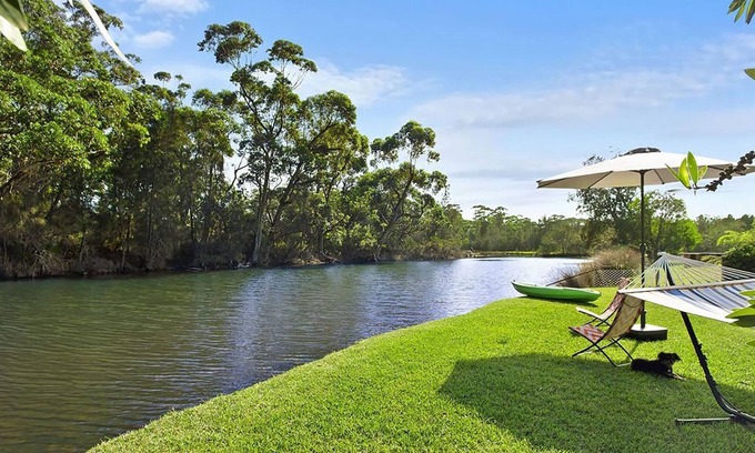 Lake Tabourie House | Pet-Friendly Lake Frontage Retreat at Lake Tabourie
