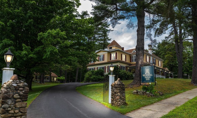 Lake Luzerne-Hadley House | Lake George area Victorian Inn - sleeps 24 - Firepit - A/C - Breakfast included!