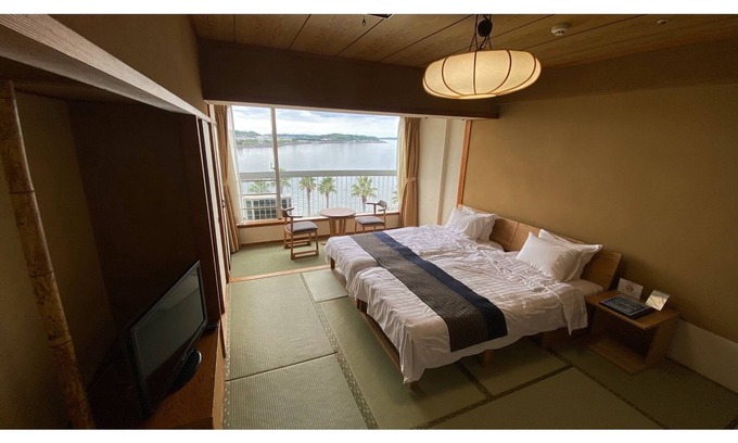 Kanzanjicho Hotel | Relaxing Lake Hamana View Room with Amenities in Hamamatsu
