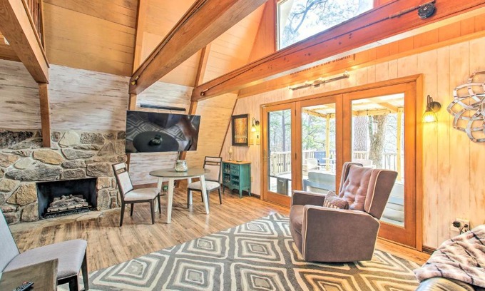 Mid America House | Unforgettable Lake Hamilton Cabin: A Boating Retreat!