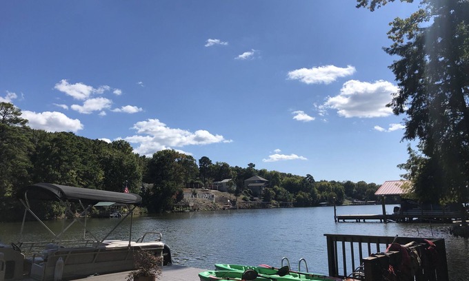 Piney House | Lake Hamilton Retreat with Lake Views & Exciting Kayaks