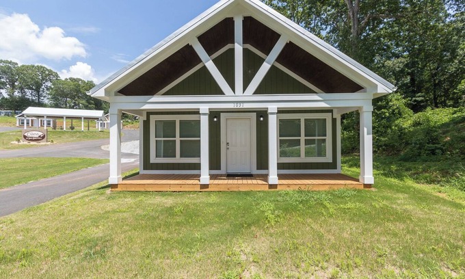 Townville Cabin | Tranquil Lake Hartwell Cabins near Clemson with Spa & Breakfast