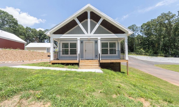Townville House | Guest Rated 10/10: Lake Hartwell Cabins Near Clemson