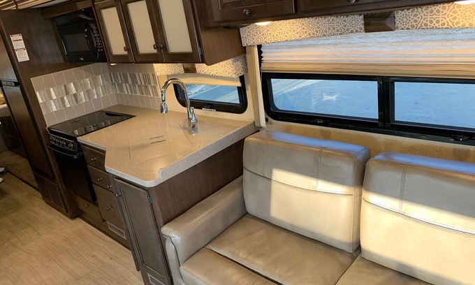 Lake Havasu City Resort | Deluxe Lake Havasu Suite with Boat Slip & Breakfast Included