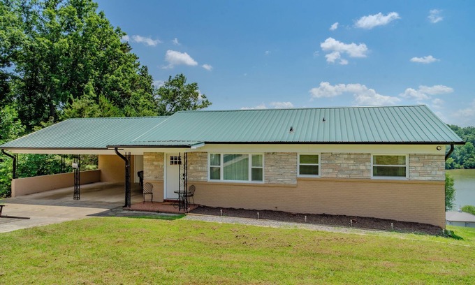Hickory House | Lake Hickory cozy home