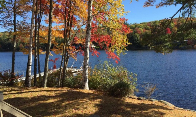 Acworth Cottage | Idyllic Lake House at Breezy Point with Pool & Breakfast