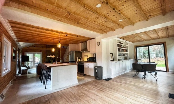 Tafton Cabin | Lake House Cabin with Dock Slip - Pet and Child Friendly