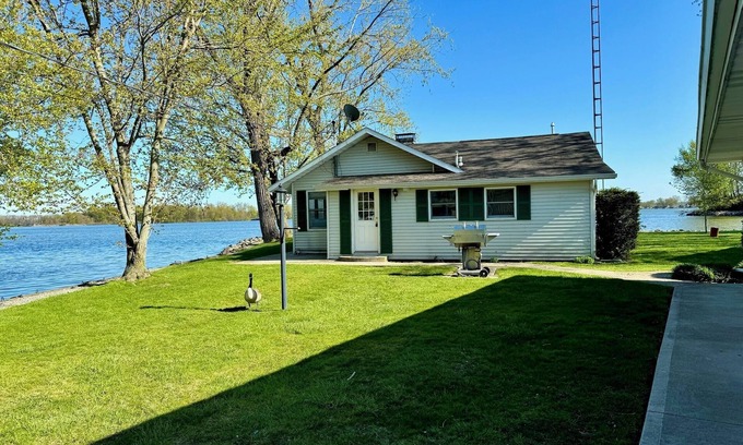Lakeview House | Idyllic Lake House Cottage with Scenic Views & Family-Friendly