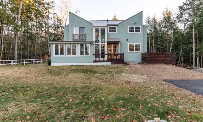 Laconia Cabin | Stylish Lakeside Lodge with Oceanfront Views and Pool